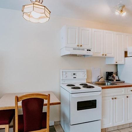 Western Budget Plus Mosaic Suites Penhold Eksteriør bilde