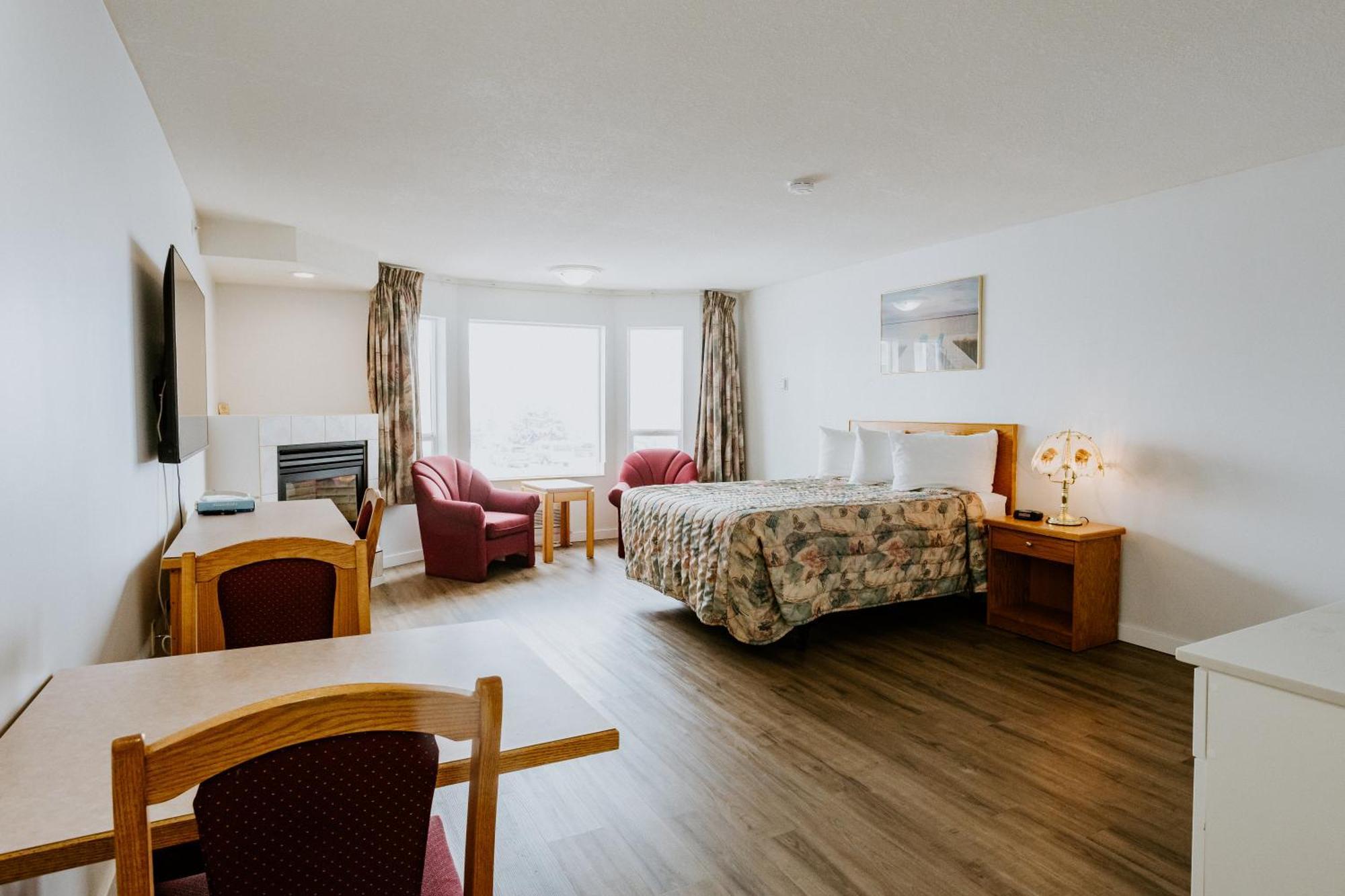 Western Budget Plus Mosaic Suites Penhold Eksteriør bilde