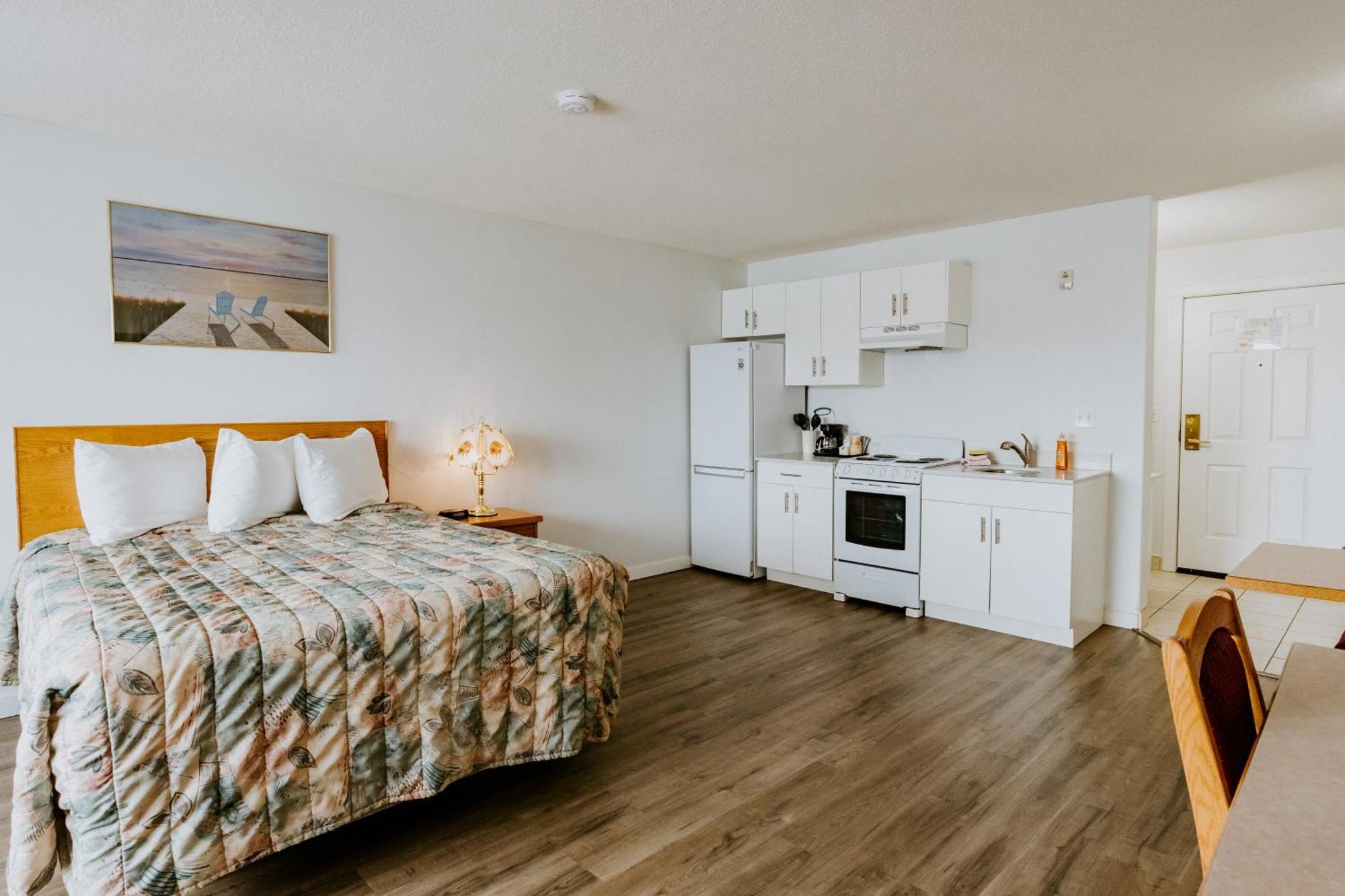 Western Budget Plus Mosaic Suites Penhold Eksteriør bilde