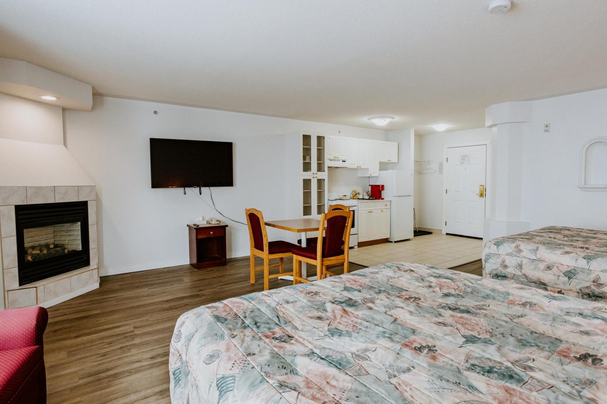 Western Budget Plus Mosaic Suites Penhold Eksteriør bilde