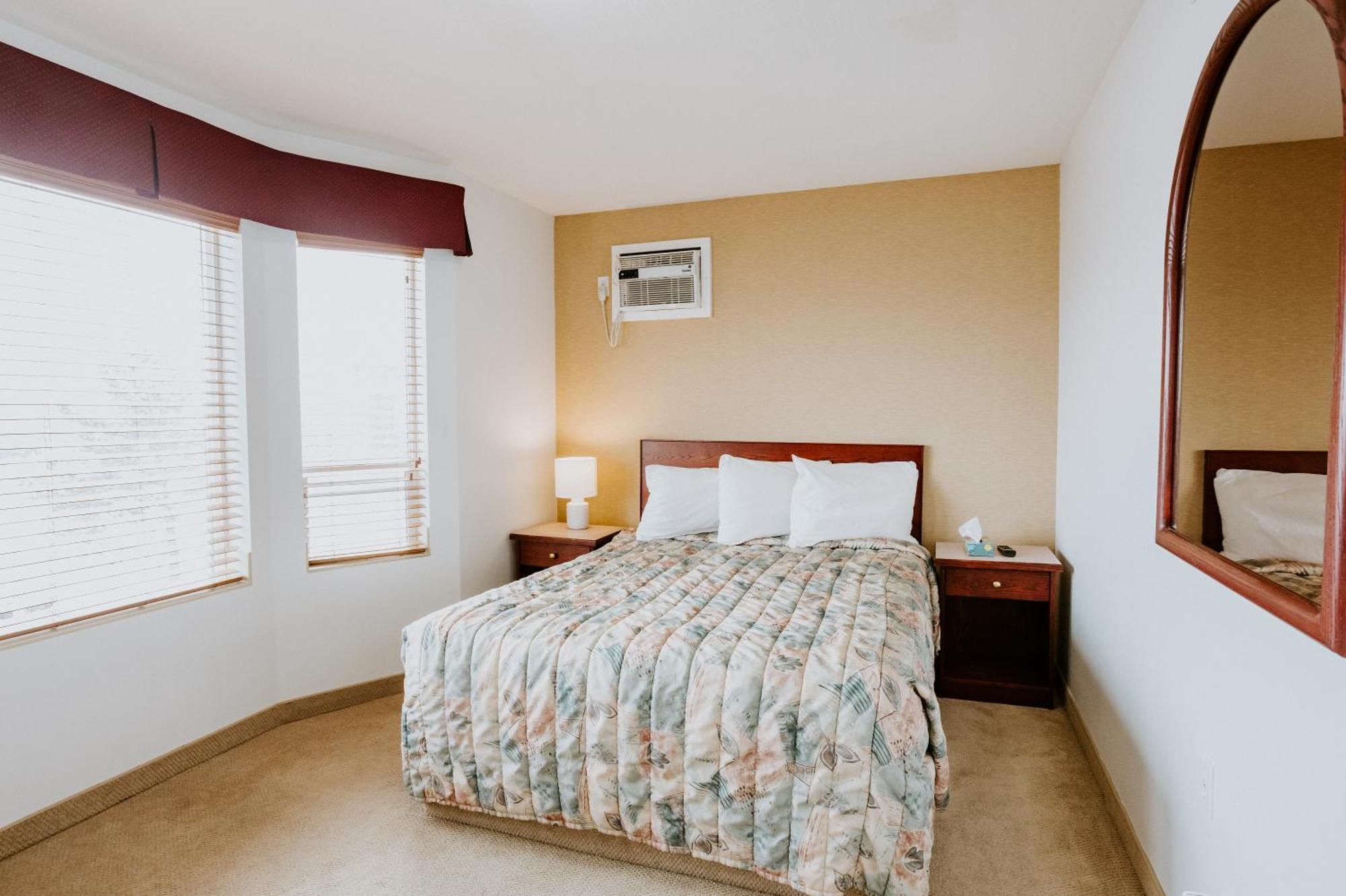 Western Budget Plus Mosaic Suites Penhold Eksteriør bilde