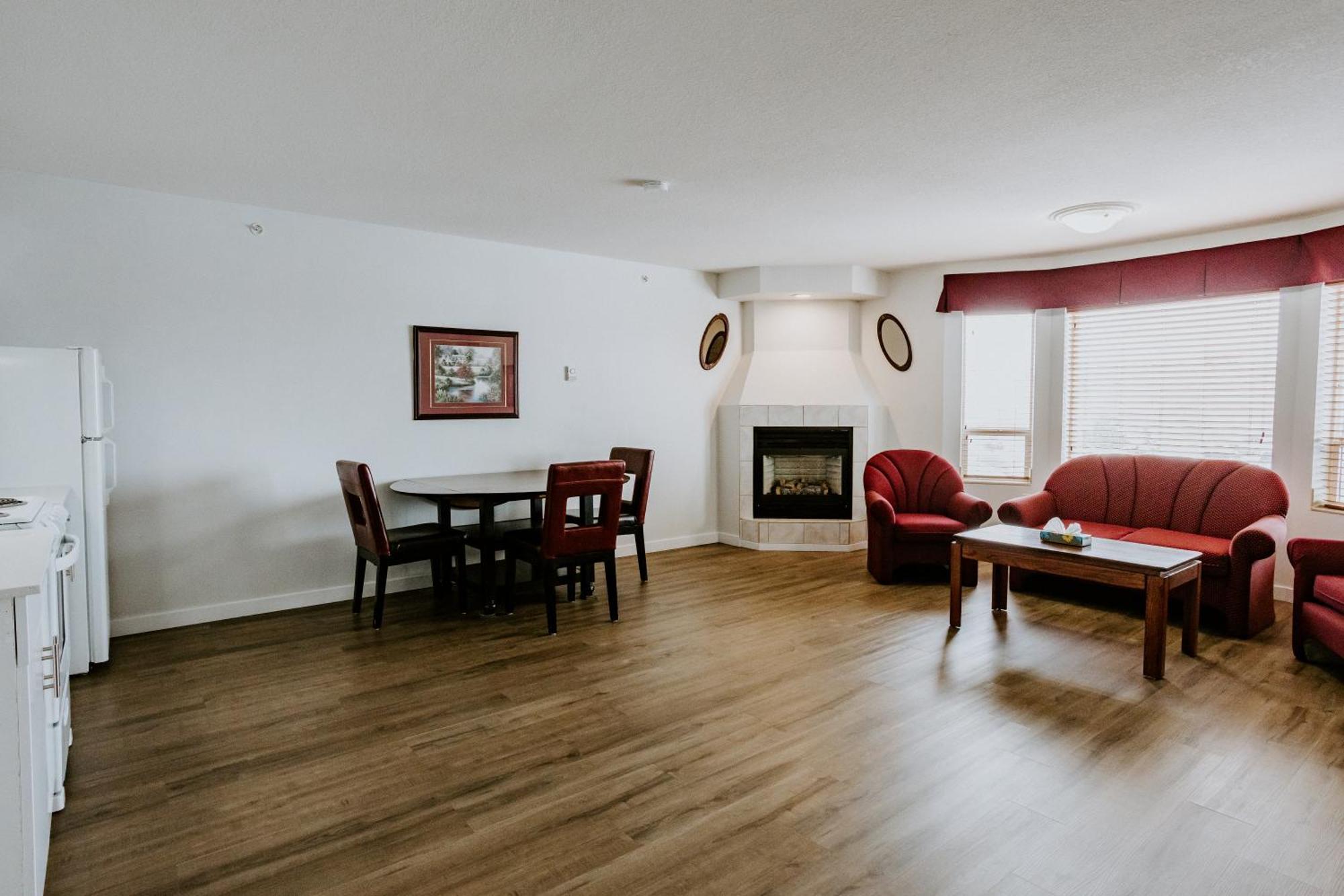 Western Budget Plus Mosaic Suites Penhold Eksteriør bilde